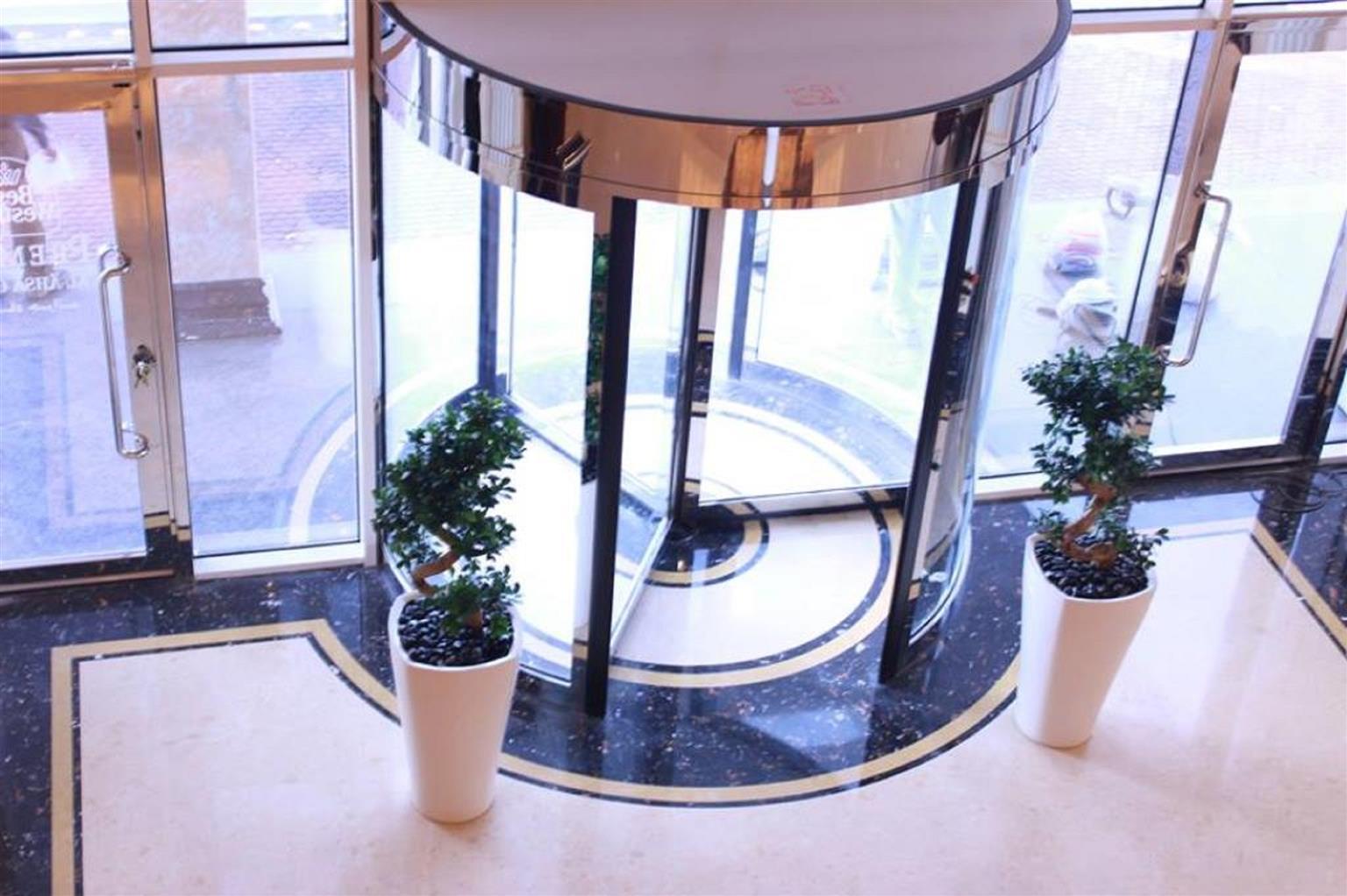 Al Ahsa Grand Serviced Apartment 胡富夫 外观 照片 A revolving door in a hotel