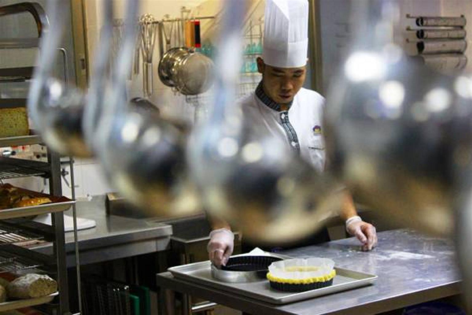Al Ahsa Grand Serviced Apartment 胡富夫 外观 照片 A cook working in a commercial kitchen