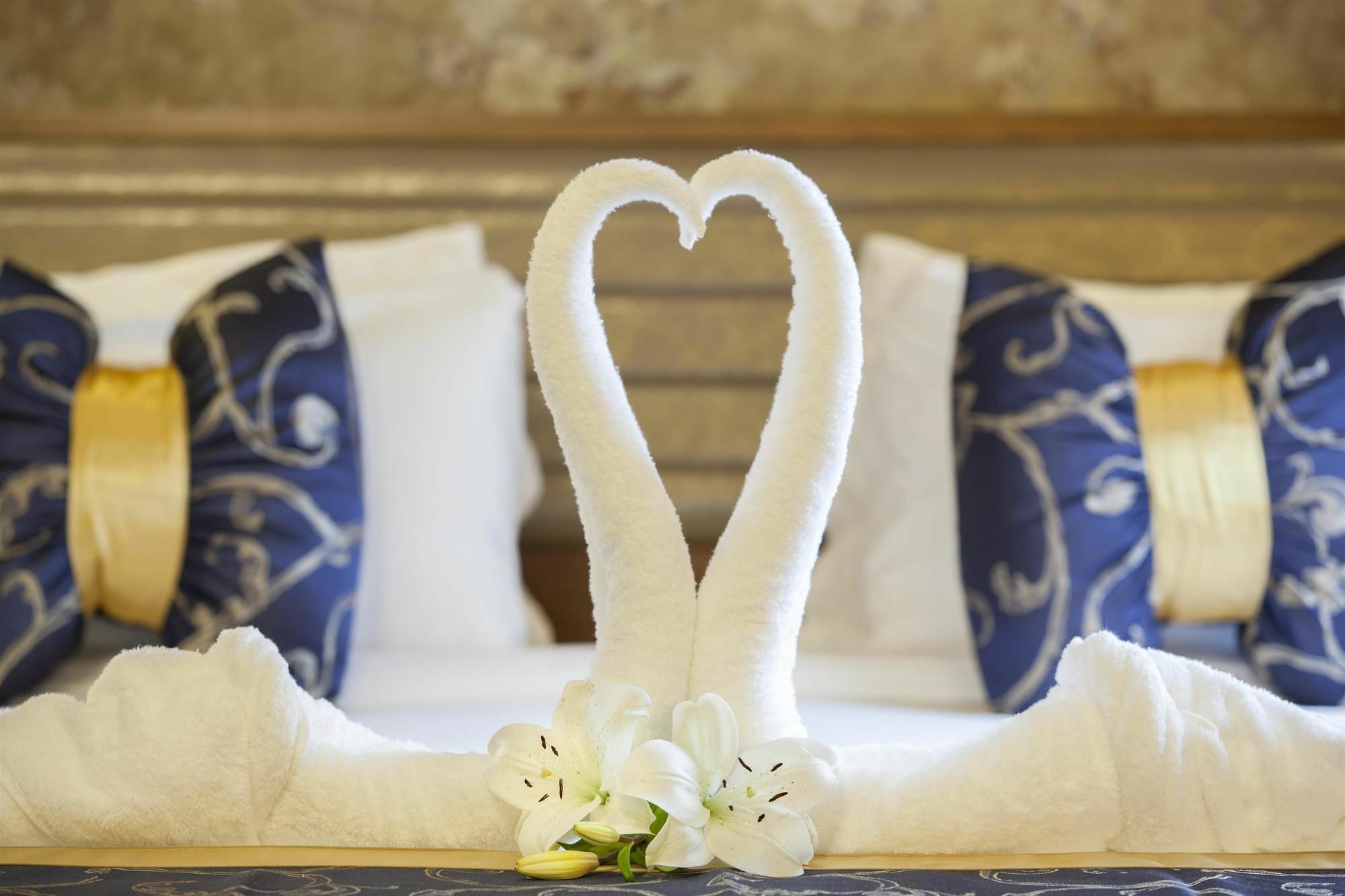 Al Ahsa Grand Serviced Apartment 胡富夫 外观 照片 Towel swans