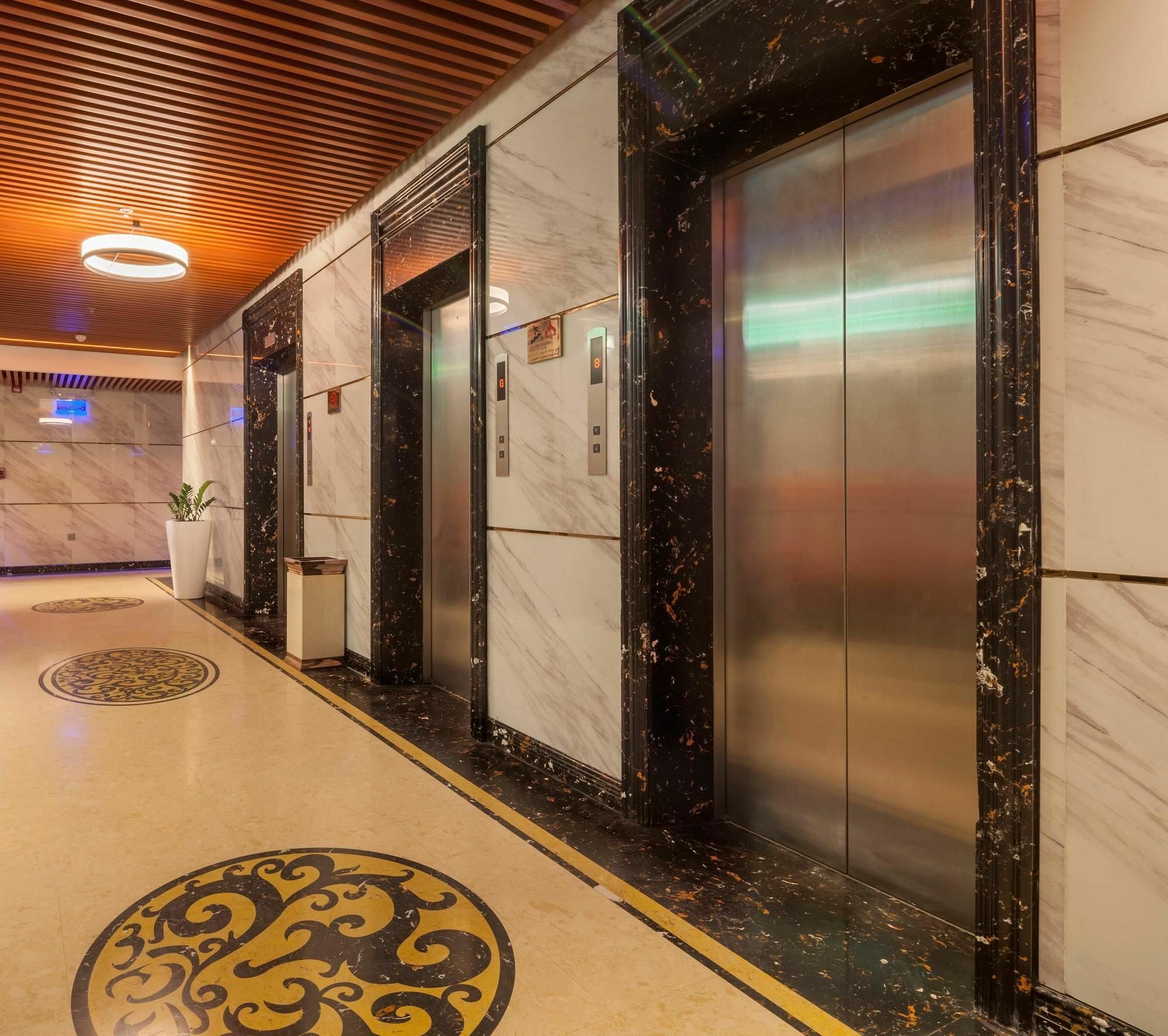 Al Ahsa Grand Serviced Apartment 胡富夫 外观 照片 Elevators at the hotel